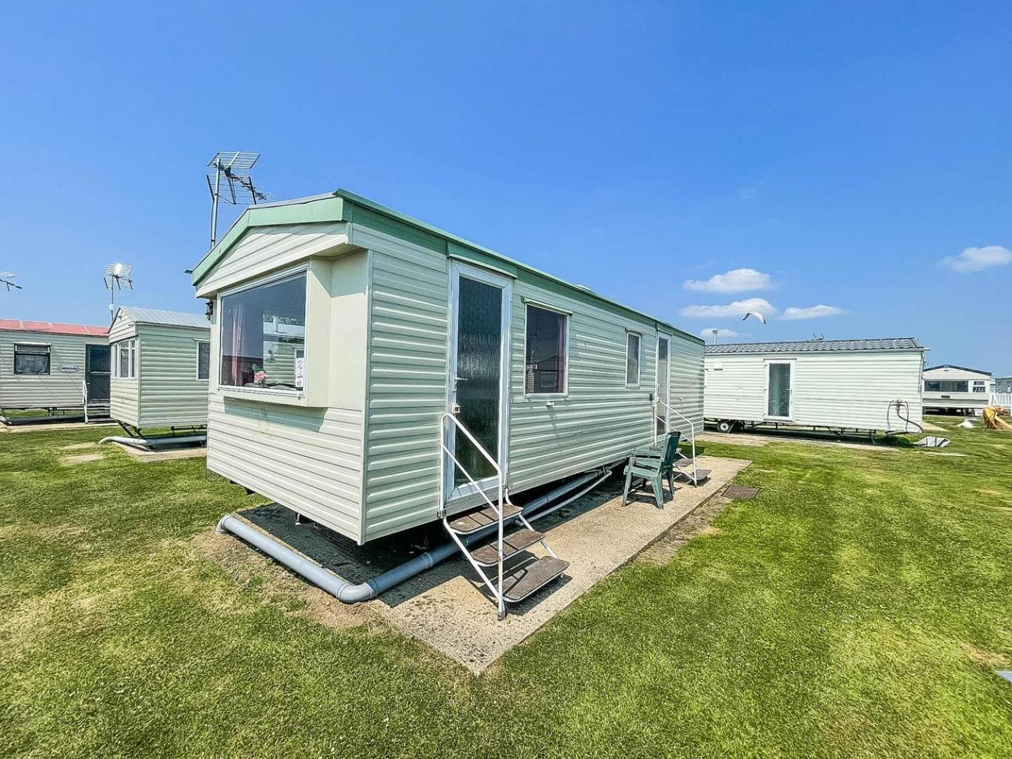 Hotel 6 Berth Caravan For Hire At Martello Beach Holiday Park In Essex Ref 29017Y Clacton-on-Sea Exterior foto